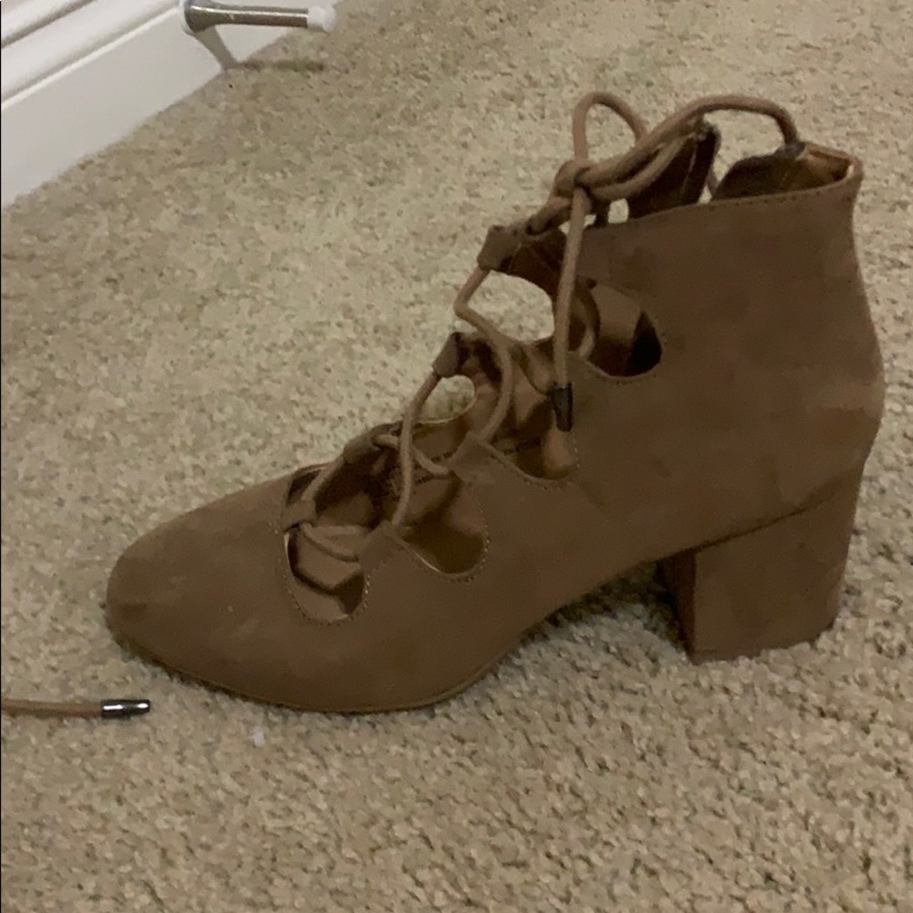 Tan heels - Picture 2 of 2